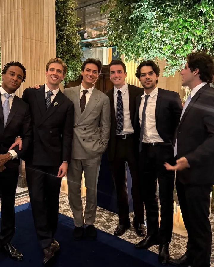 Grupo de hombres con traje y corbata