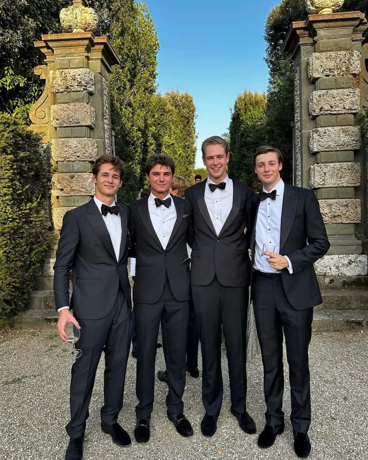 Hombres con trajes formales y corbatín