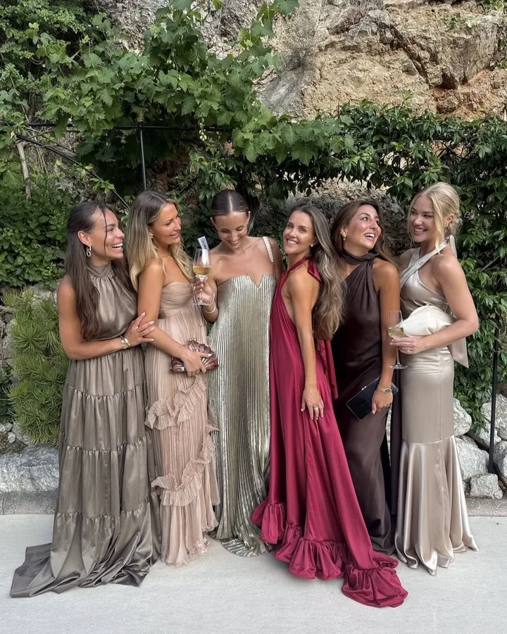 Invitadas con vestidos largos en tonos neutros y metálicos