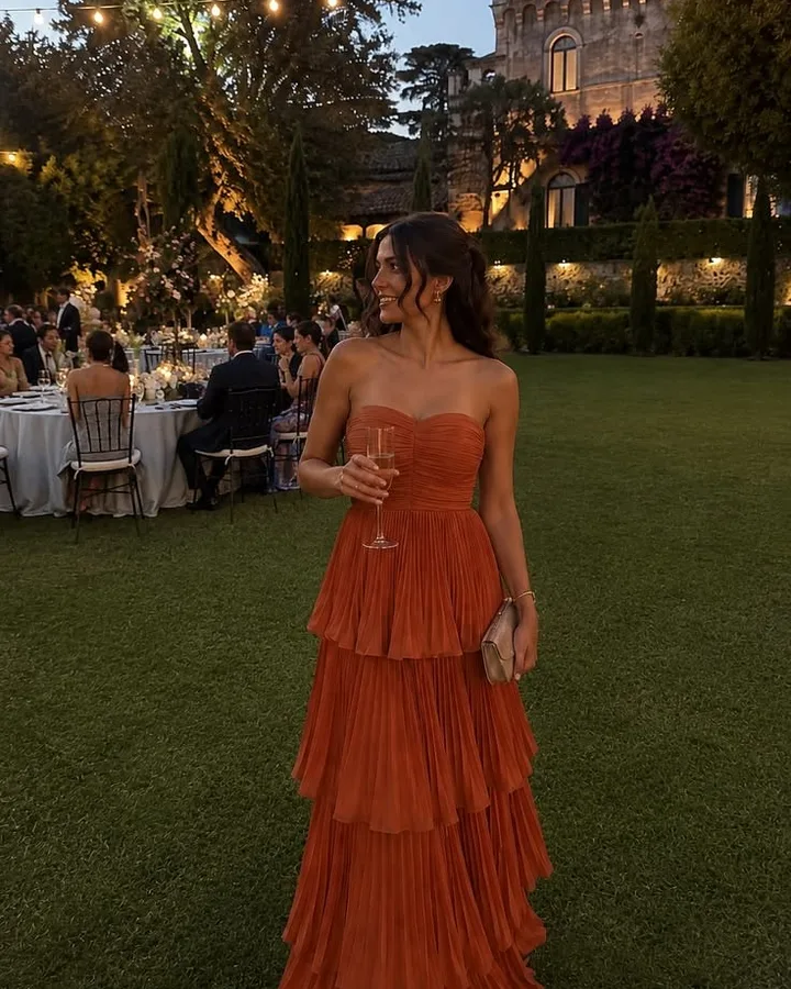 Vestido largo en tono cálido para una celebración de noche