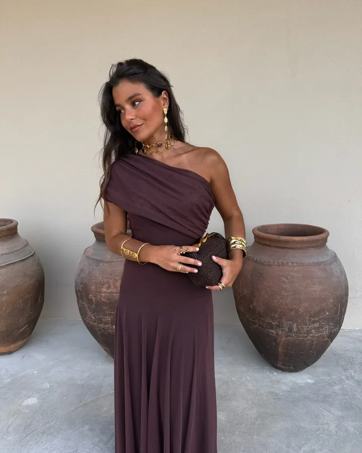 Vestido largo oscuro con accesorios especiales