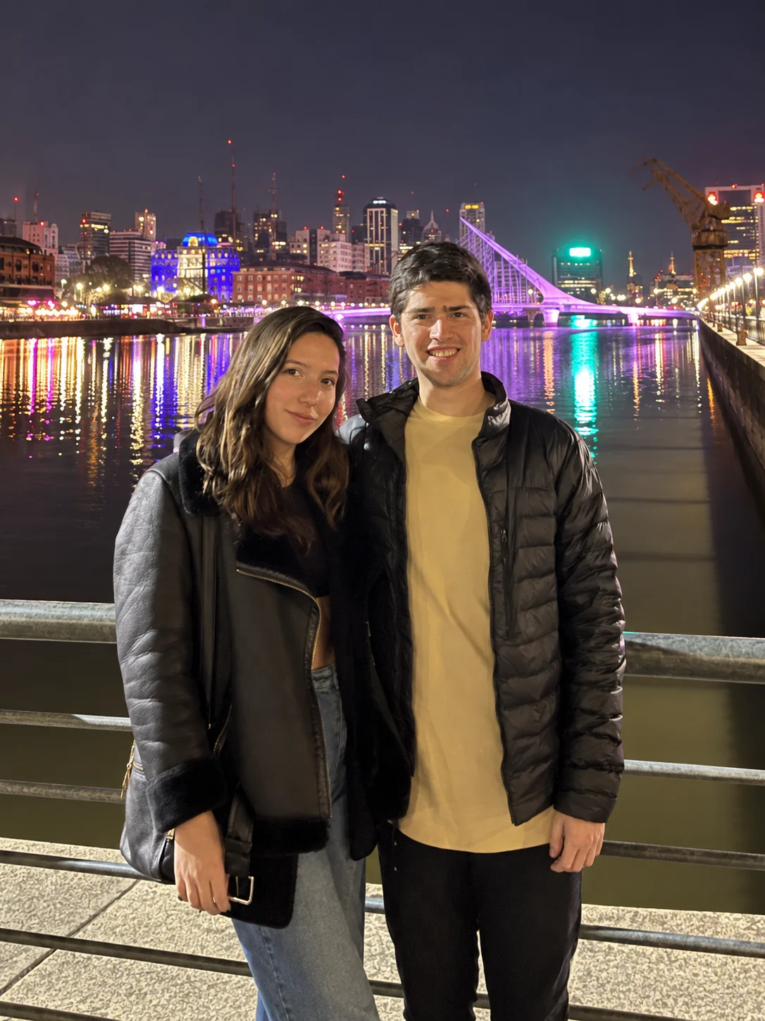 Isi y Max en Puerto Madero durante su primer viaje juntos fuera de Chile
